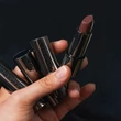 MÁDARA Dazzle Nights Szatén fényű krémes ajakrúzs - Dominance (3,8 g)