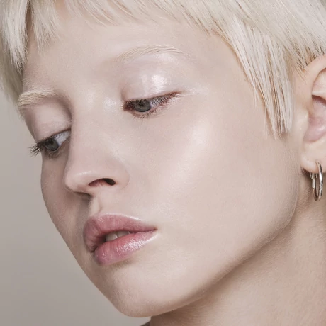 Mádara Skin Equal Soft Glow Folyékony alapozó - Porcelain #10