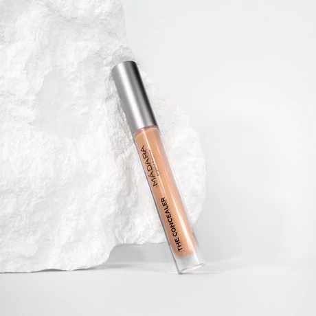 Mádara The Concealer Ragyogást tökéletesítő korrektor - Almond #45 (4 ml)